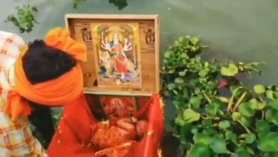 صورة رضيعة في صندوق طافٍ على وجه نهر بالهند