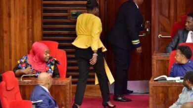 صورة تنزانيا : إجبار نائبة على مغادرة البرلمان  لارتدائها سروالا “ضيقا”