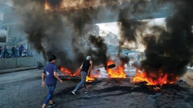 صورة متظاهرون يقطعون الطرق في بيروت وطرابلس