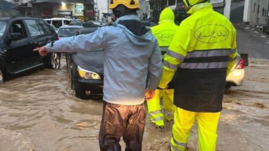 صورة الدفاع المدني اللبناني يواصل إنقاذ مواطنين حاصرتهم السيول