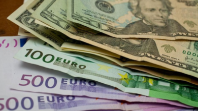 صورة الدولار يقترب من أدنى مستوى له منذ تسعة أشهر أمام اليورو