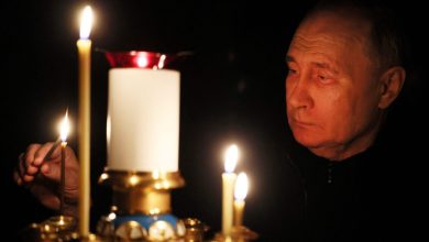 صورة بوتين يضيء شمعة حداداً على أرواح ضحايا هجوم كروكوس الإرهابي (فيديو)