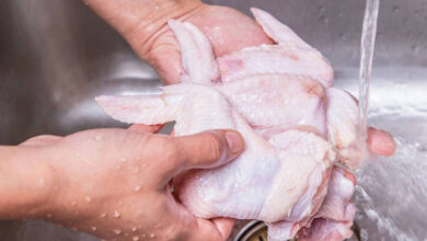 صورة ماذا يحدث عند غسل الدجاج المجمَّد أو النيئ؟