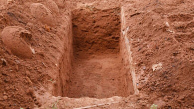 صورة يستخرج أكفان الموتى من المقابر بحثاً عن السحر