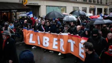 صورة فيروس كورونا: مظاهرات ضخمة ضد فرض “شهادة التلقيح” في فرنسا