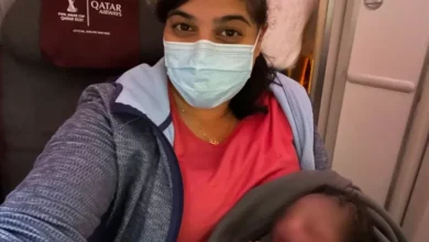 صورة طبيبة كندية تساعد في ولادة “معجزة” على متن طائرة قطرية فوق الأجواء المصرية