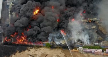 صورة انفجار 3 صهاريج نقل محروقات بترولية في أبوظبي.. وميليشيات الحوثي تتبنى العملية