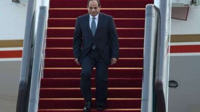 صورة الرئيس المصري يصل إلى البلاد في زيارة رسمية