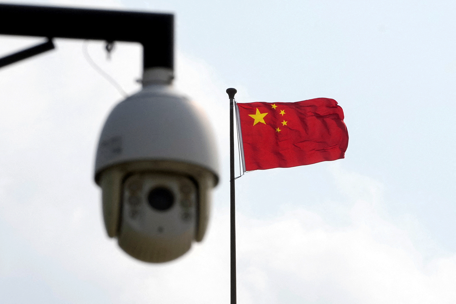 صورة بريطانيا تحظر الكاميرات الصينية في المواقع الحكومية “الحساسة”