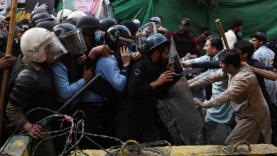 صورة باكستان : الشرطة تفشل في توقيف عمران خان الذي أكد أنها مؤامرة سياسية