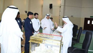 صورة الكويت تنتخب : محافظ حولي والعاصمة بالوكالة يتفقد مراكز الاقتراع