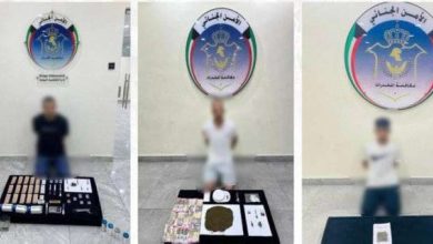 صورة ضبط 4 مواطنين وخليجي وبدون بـ 3 كيلوغرامات «كيميكال» ومخدرات وأسلحة نارية وذخيرة
