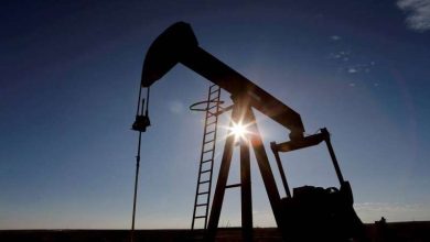 صورة النفط يرتفع وسط توقعات بهبوط مخزونات الخام الأميركية