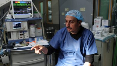 صورة فلسطينيون يصفون أهوال رحلة الفرار من مستشفى ناصر بغزة … رصاص وجثث ودخان